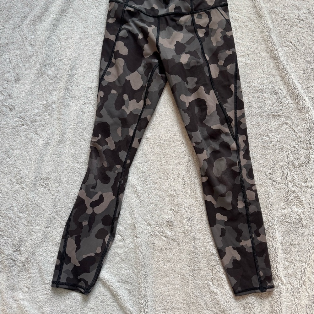 Athleta Lightening Camo 7/8‎ Tight Leggings Size Extra Small